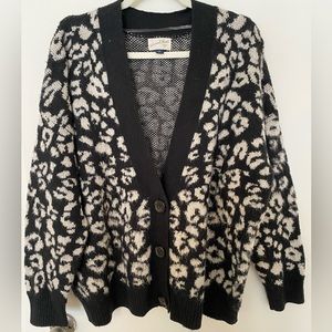 Universal Thread black and white leopard print sweater size XL